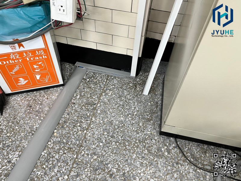 地板以弧型板加線槽，使得線不外露防鼠咬線。