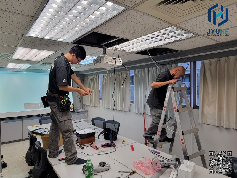台中西屯工業區會議室投影機與布幕安裝規劃｜弱電影音線路設計與專業工程