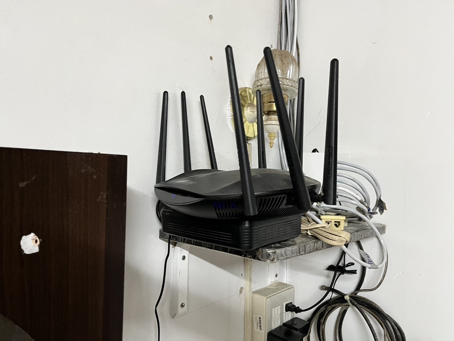 延用WIFI及增加集線器HOP線網路系統連結佈線整理