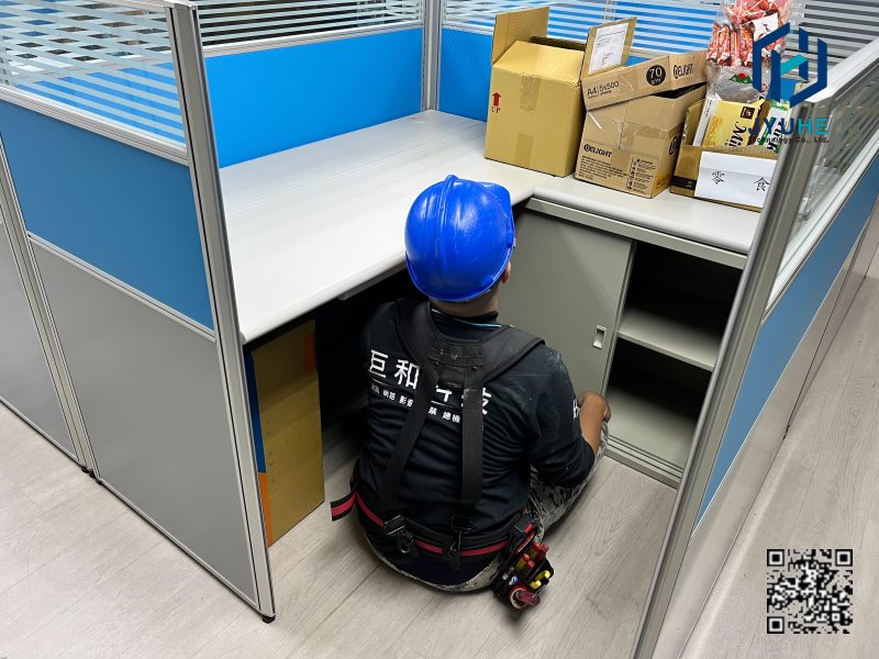OA桌下佈線作業 各OA桌下佈線作業