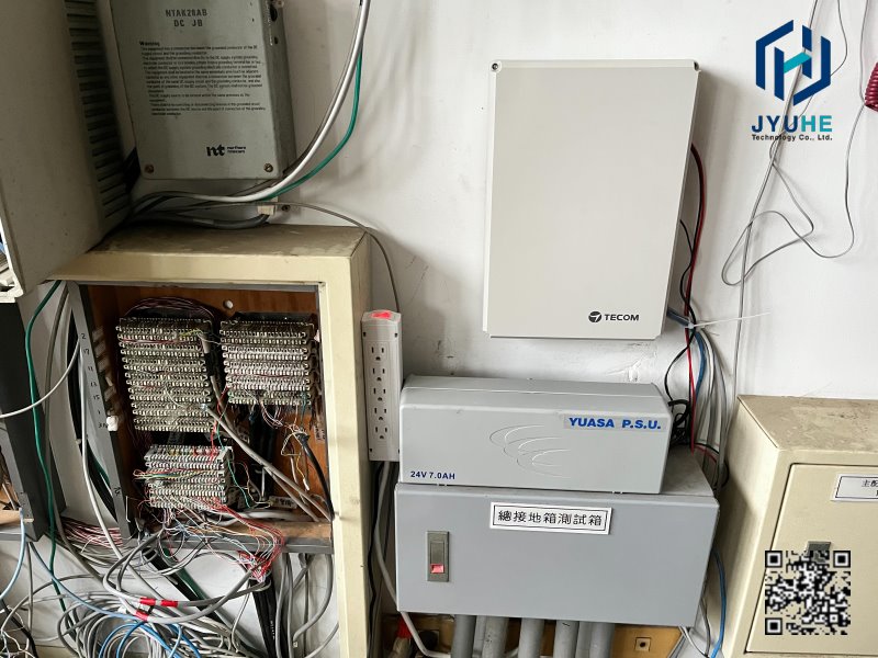 原規劃的新總機已安裝完成,經各部主管協調須再增設許多處,須更換可容許多分機的電話總機 原規劃的總機已安裝完成,經各部主管協調須再增設許多處,須更換可容許多分機的電話總機。